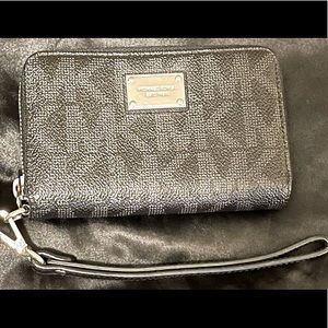 Michael Kors Wristlet (BLACK)